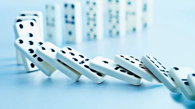 Domino Taşlarının Devrilme Hızı Neye Bağlıdır?